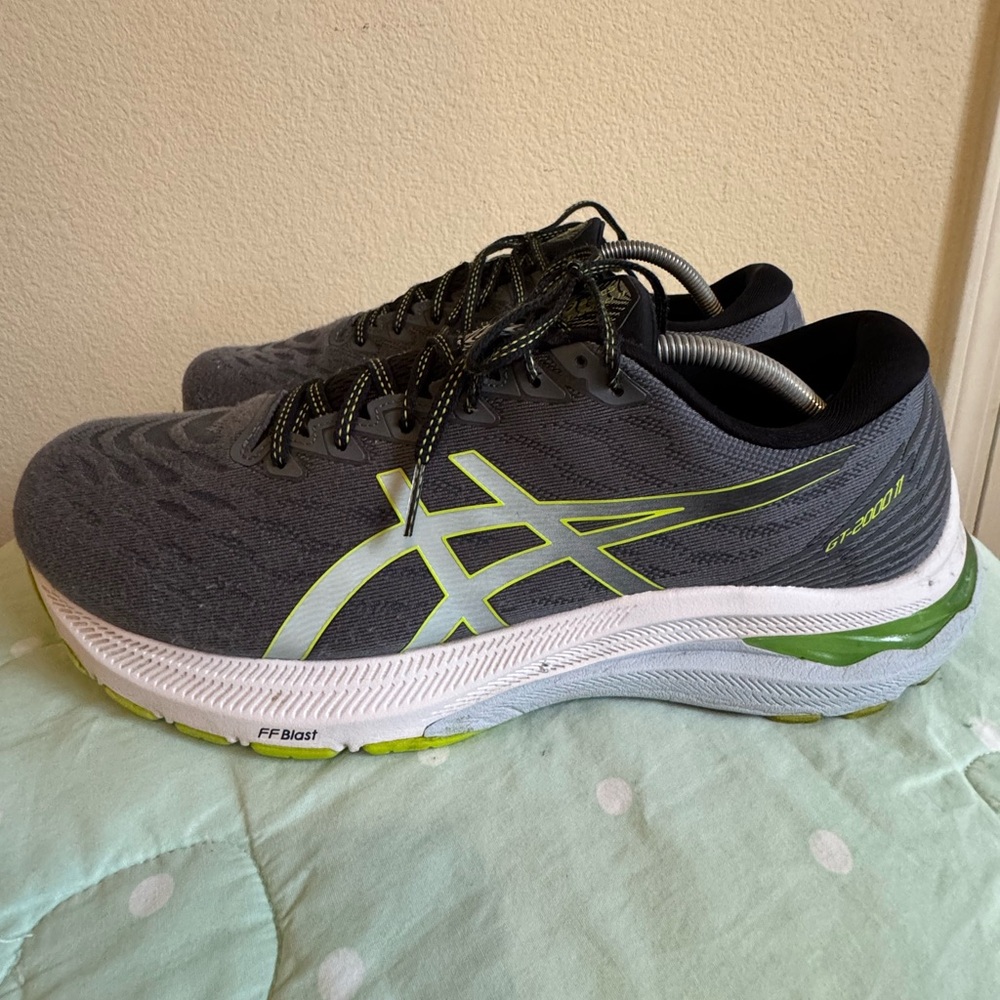 ASICS GT 2000 11  Gray, Black and Green Athletic Shoes Mens Size 12.5